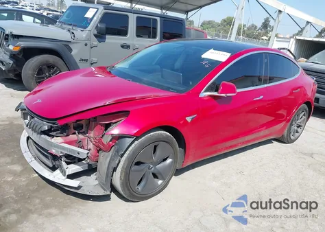 2018 Tesla Model 3 Long Range/Mid Range z USA, uszkodzony, nr VIN 5YJ3E1EAXJF052258